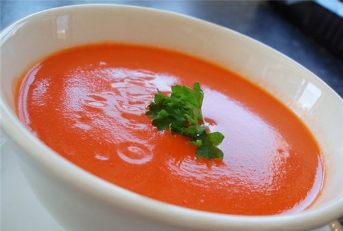 Острый томатный суп с базиликом